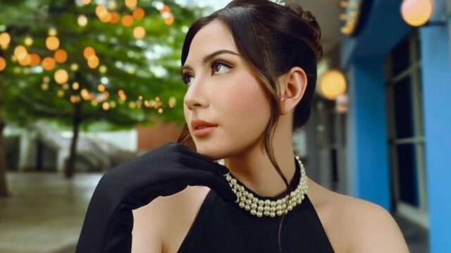 Cekricek.id - Jessica Mila dimirip-miripkan dengan pemawa acara profesional, Donna Agnesia. Sosoknya yang dibalut dengan gaun hitam polos, ditambah riasan make up yang natural dalam unggahan terbarunya sekilas terlihat seperti istri Darius Sinathrya itu. Bisa dikatakan Jessica adalah gambaran Donna belasan tahun lalu.