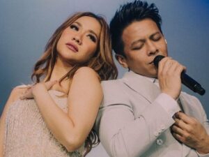 BCL dan Ariel Noah sudah seperti pasangan pengantin yang sedang bersama tamu undangan saat melakukan sesi foto bersama sehabis konser.
