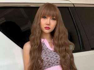 Cekricek.id - Lucinta Luna menuai sorotan karena gaya rambut baru yang dipamerkan lewat unggahan media sosialnya baru-baru ini. Transgender kontroversial itu rupanya mengenakan wig warna coklat bergelombang yang memiliki poni sejajar di bagian depannya. Kata netizen, kecantikannya mirip barbie hidup.