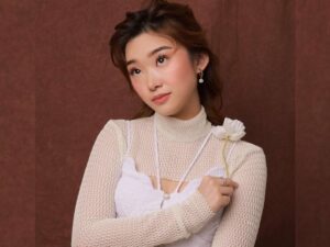 Livy Renata pamer photoshoot terbaru di Instagram. Wajah orientalnya yang semakin kental karena make up disebut mirip dengan artis Cina.