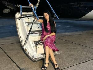 Lucinta Luna dalam unggahannya menyebut ingin beristirahat sementara dari media sosial. Dia diduga netizen akan melakukan operasi plastik.
