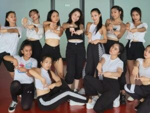 Ayu Ting Ting terlihat semakin muda dengan pakaian kasual yang dikenakannya saat latihan menari yang unggaha di akun Instagram pribadinya.