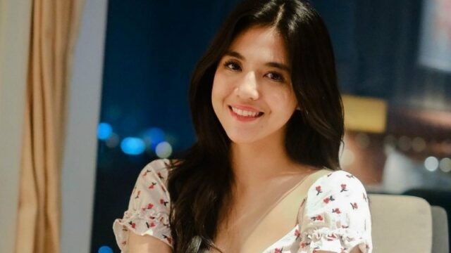 Cekricek.id - DJ Una dipuji karena memiliki wajah cantik yang natural dan juga awet muda. Dandanannya yang feminin dengan duduk rapid an anggun di dalam unggahan terbarunya membuat DJ seksi itu malah telihat seperti anak SMA yang baru lulus. Pernyataan itu merupakan celotehan dari salah seorang netizen yang terkagum dengan penampilan manisnya.