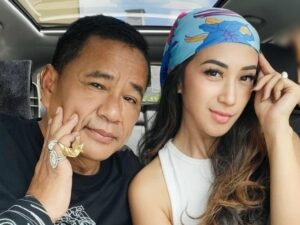 Hotman Paris memamerkan sosok wanita cantik yang ditemuinya di Bali, dia terlihat pandai berbicara terutama menggunakan bahasa inggris.