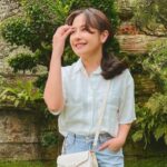 Prilly Latuconsina membagikan foto dengan tampilan barunya setelah memotong rambut lewah unggahan Instagram, dikutip Kamis (15/9/2022). Terlihat lebih fresh dan muda, tapi netizen malah salah fokus pada sebuah cincin yang melingkar di jari manis artis cantik itu.