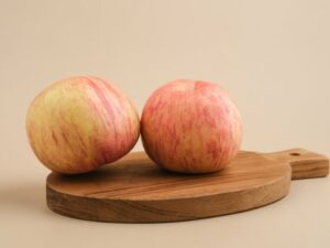 Cekricek.id - Sudah banyak yang tahu bahwa apel memiliki segudang manfaat kesehatan bagi tubuh. Tetapi, pernah kamu memanfaatkan buah apel sebagai salah satu bahan perawatan kulit? Faktanya, ada banyak cara yang bisa dilakukan untuk menambahkan apel ke dalam rutinitas perawatan kulit yang dapat mendukung kesehatan kulit.