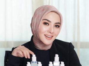 Lama tak muncul, Syahrini akhirnya kembali menjadi Brand Ambassador dari produk kecantikan kulit wajah. Namun dirinya malah dihujat netizen.