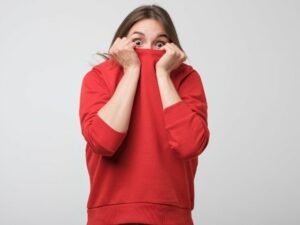 Cekricek.id – Fobia adalah rasa takut berlebihan yang dirasakan seseorang terhadap sesuatu atau situasi tertentu. Misalnya takut pada binatang tertentu, pada benda atau tempat-tempat atau objek tertentu. Rasa takut berlebihan ini bisa terjadi pada siapa saja dan umumnya terjadi pada orang yang sudah berusia remaja hingga dewasa.