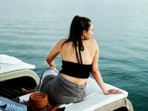 Luna Maya pamer foto liburan di sebuah pantai di Labuan Bajo, Minggu (11/9/2022). Potretnya saat duduk santai dengan pakaian minim di atas kapal mengundang perhatian netizen, karena dianggap seksi dan cantik sempurna.