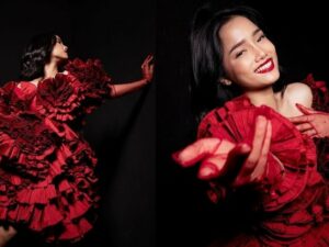 Fuji berhasil tampil estetik dengan gaun merah yang mengembang. Dia disebut memiliki aura model yang tak pernah gagal memikat hati fansnya.