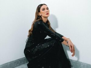Luna Maya tampil elegan dengan setelan gaun berwarna hitam panjang. Beberapa pose yang tampak sederhana namun sukses menghipnotis.