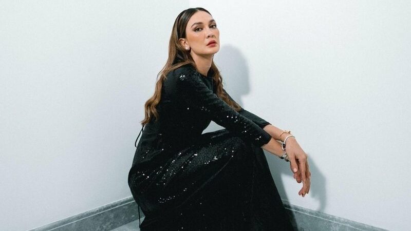 Luna Maya tampil elegan dengan setelan gaun berwarna hitam panjang. Beberapa pose yang tampak sederhana namun sukses menghipnotis.