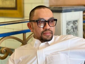 Ahmad Sahroni adalah seorang pengusaha kaya raya dan politisi sukses yang memiliki masa lalu yang keras sebagai pejuang sesuap nasi.