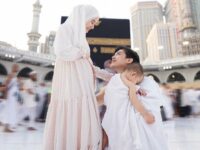Rey Mbayang umumkan kabar kehamilan Dinda Hauw. Dia menuliskan pesan romantis yang membuat penggemar merasa terharu dan juga baper.