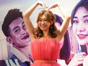 Cekricek.id - Livy Renata kembali menyorot perhatian publik, bukan lewat pose seksinya melainkan karena kemampuan akting yang ditonjolkannya. Film pertamanya yang sudah dirilis baru-baru ini menuai banyak pujian dari netizen. Bahkan, tak sedikit juga yang meminta rilis season berikutnya demi menyaksikan kelanjutan Livy dalam membawakan peran.