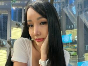 Lucinta Luna memamerkan foto selfi yang memperlihatkan wajah tersenyumnya yang cantik lewat akun Instagram, dikutip Kamis (15/9/2022). Namun, pada caption dia menuliskan permintaan untuk ditampol. Hal itu justru membuat netizen tak tega karena dari segi penampilan dia adalah perempuan.