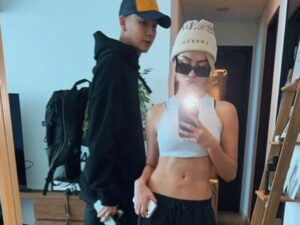 Agnez Mo kembali jadi bahan perbincangan karena perut six pack yang dimilikinya ketika mengenakan crop top putih.
