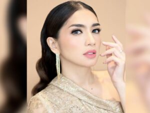 Cekricek.id - Menginjak usia di angka 35 tahun, Angel Karamoy memang selalu menjadi buah bibir. Dipuji cocok sebagai malaikat tanpa sayap