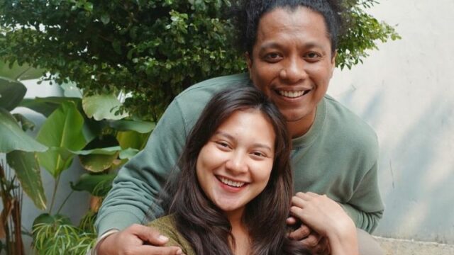 Indah Permatasari melahirkan anak pertamanya, begini reaksi bahagia yang diperlihatkan oleh Arie Kriting selaku suami siaga.