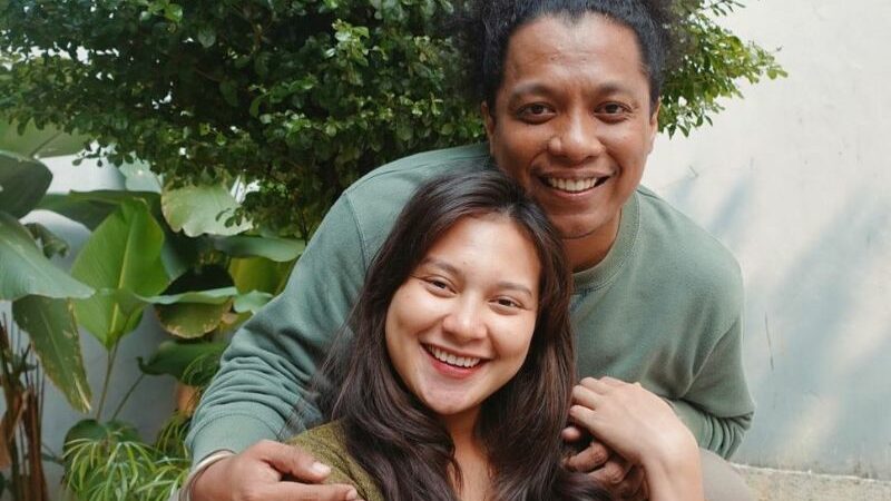 Indah Permatasari melahirkan anak pertamanya, begini reaksi bahagia yang diperlihatkan oleh Arie Kriting selaku suami siaga.