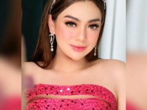 Cekricek.id - Artis cantik Celine Evangelista merasa ada hal yang membuatnya bahagia menjadi seorang ibu, kepulangannya selalu diharapkan