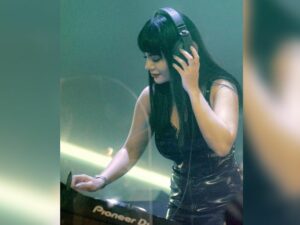 Cekricek.id - Sebagai seorang DJ sekaligus juga penyanyi, Dinar Candy dikenal dengan kemampuannya dan lantang berpendapat
