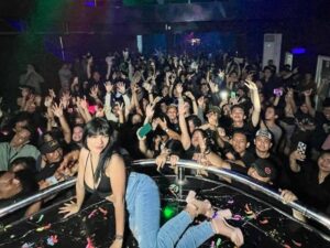 Cekricek.id - Tampaknya akan selalu ada kejutan yang diberikan oleh DJ cantik Dinar Candy untuk penggemarnya, pose rebahan curit perhatian