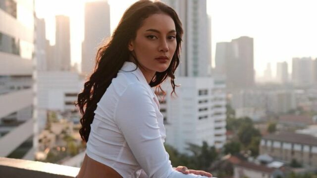 Cekricek.id - Penampilan baju seksi dari Erika Carlina ketika dugem bersama Hotman Paris dinilai terlalu hot oleh netizen, intip penampilannya
