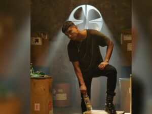 Cekricek.id - Fadly Faisal dipuji begitu keren dan cocok ketika menampilkan pose seperti seorang berandalan ketika pemotretan