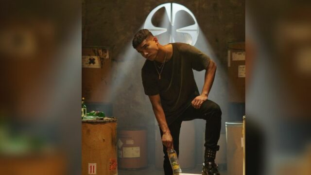 Cekricek.id - Fadly Faisal dipuji begitu keren dan cocok ketika menampilkan pose seperti seorang berandalan ketika pemotretan