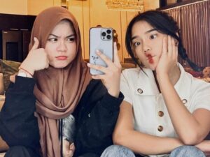 Cekricek.id - Semenjak namanya dikenal menjadi selebgram, Fuji sering berbaur dengan berbagai sosok, kolaborisnya dengan Una banjir pujian