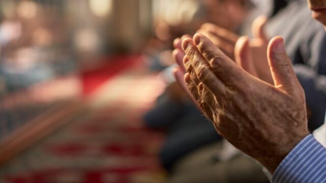 Cekricek.id - Iman dan ilmu tidak pernah bisa terpisahkan karena keduanya ini merupakan paket lengkap yang harus dimiliki oleh seorang muslim