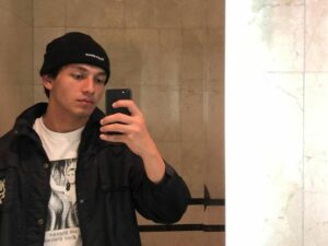 Cekricek.id - Belum lama ini Jefri Nichol sempat membuat banyak netizen heboh karena dinilai terlalu frontal hingga diberi nilai bintang satu
