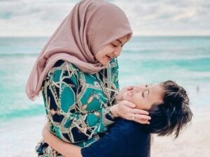 Ferdinand, putra ketiga komedian Sule mengunfollow akun Instagram mantan ibu tirinya, Nathalie Holscher yang langsung tuai sorotan.