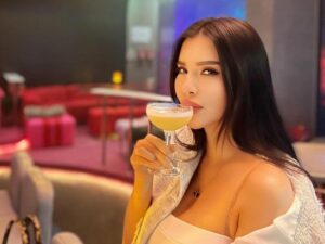 Cekricek.id - Foto baru yang juga oleh Maria Vania buat banyak netizen bertanya-tanya terkait siapa sosok yang menemani dan memotretnya
