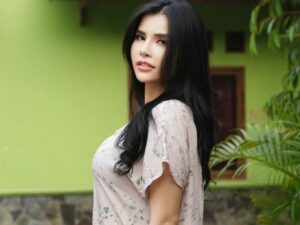 Maria Vania dipuji cantiknya natural seperti seorang primadona desa ketika tampil natural saat hanya mengenakan daster rumahan.
