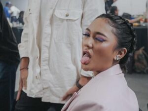 Cekricek.id - Nama artis cantik Marion Jola dikenal sebagai seorang jebolan ajang pencarian bakat Indonesia Idol. Sempat dikira sebagai dua lipa