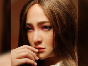 Cekricek.id - Saat jalani pemotretan dengan tema melakolis, wajah cantik Marshanda dipuji begitu elegan nan memikat hati saat melihatnya