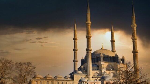 Masjid merupakan sebaik-baiknya tempat yang ada untuk dapat menyelesaikan suatu masalah menurut Ustaz Adi Hidayat.