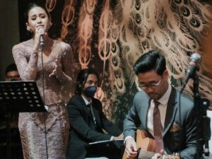 Cekricek.id - Aksi Maudy Ayunda yang manggung bareng suami tercinta di pernikahan adiknya jadi sorotan banyak netizen karena terlalu serasi