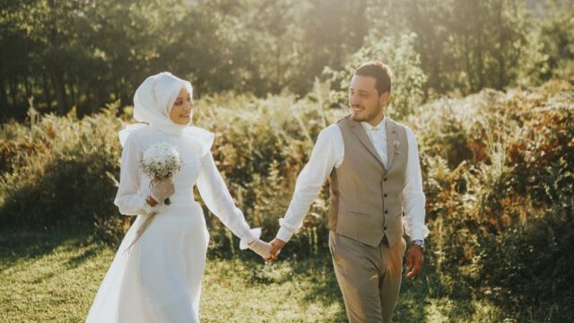 Cekricek.id - Bagaimana hukumnya menikah dengan sepupu sendiri dalam pandangan Islam?. Berikut dijabarkan oleh Ustaz Adi Hidayat