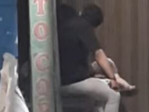 Berita viral: sepasang muda-mudi tertangkap kamera sedang bermesraan di depan fotokopi yang hampir tutup, Kamis (8/9/2022).
