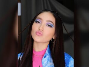 Natasha Wilona yang berani tampil dengan make up color full, justru buat banyak netizen jadi traveling dengan captionnya.