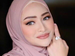 Cekricek.id - Menyandang status sebagai seorang janda satu anak, memang tidak mudah dilalui oleh Natalie Holscher, wajahnya dipuji mirip Aurel