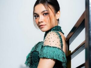 Cekricek.id - Sosok artis cantik Angela Gilsa dianggap memang selalu totalitas dalam berbagai hal. Terutama saat promosikan iklan ketika mandi