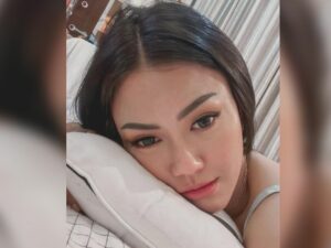 Cekricek.id - Biasanya banyak orang menjadikan malam minggu untuk bertemu pasangan alias ngedate. Nita Gunawan justru hanya rebahan manja