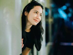 Cekricek.id -  Dikenal sebagai artis yang sering berpenampilan natural, tetapi Pevita Pearce buat netizen klepek-klepek dengan outfit sederhana