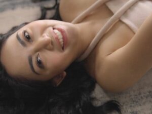 Rachel Vennya kembali mendapat kecaman dan peringatan keras dari netizen. Yakni agar tidak selalu tampil cantik dan mempesona.