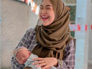 Cekricek.id - Ria Ricis sempat mengalami baby blues saat awal melahirkan dan merasa gak pantas jadi ibu karena banyaknya cibiran netizen