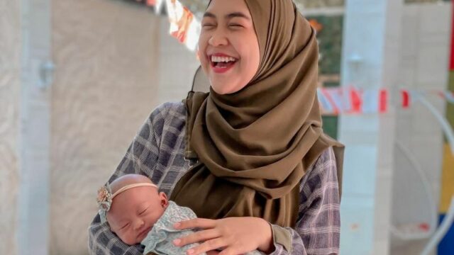 Cekricek.id - Ria Ricis sempat mengalami baby blues saat awal melahirkan dan merasa gak pantas jadi ibu karena banyaknya cibiran netizen